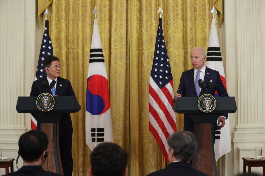 문재인 대통령과 조 바이든 미국 대통령이 21일 오후(현지시간) 백악관에서 정상회담 후 공동기자회견을 하고 있다. 연합뉴스.